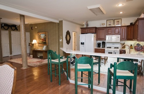 Milledgeville House | BEST Location, Luxury, Spacious, Kayaks, Fire Pit, Dock! Each BR HAS A BATHROOM!