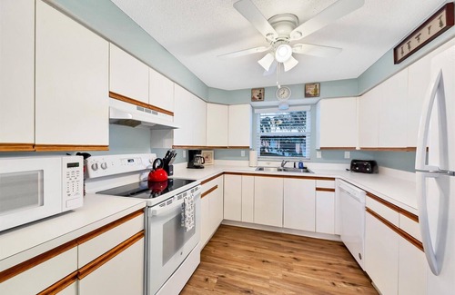 Anna Maria House | BEST LOCATION! NORTH END OF ANNA MARIA, FL STEPS TO BEACH & DINING - UPPER UNIT