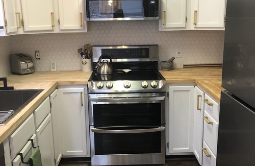 Ouray House | BEST LOCATION! ON THE RIVER, NEXT TO HOT SPRINGS, HIKING TRAILS & TOWN! VIEWS!