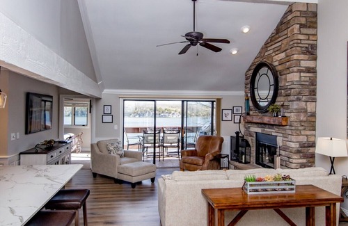 Osage Beach Condo | Best Main Channel View!3Br/3Bath Knolls condo w/FREE slip.Indoor & Outdoor pool