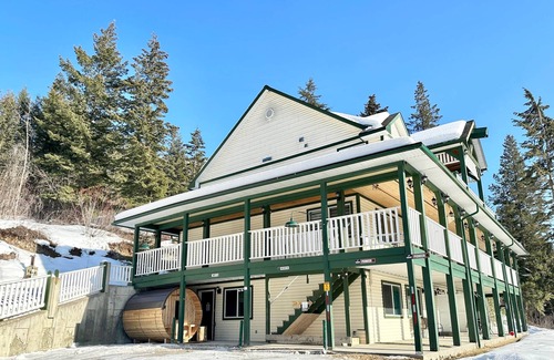Golden Apartment | Best Mountain Views! Sauna, AC & Adventure Awaits