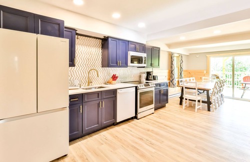 Tannersville Cabin | Best Mountain Views Triple level Deck/w Hot tub Brand New Home Sleeps 30!