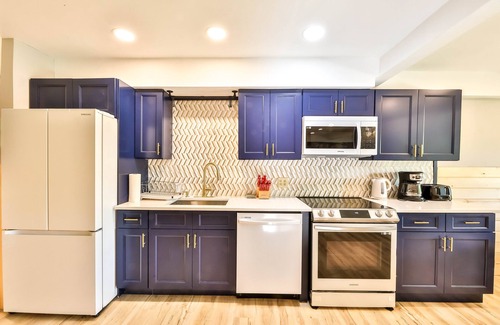 Tannersville Cabin | Best Mountain Views Triple level Deck/w Hot tub Brand New Home Sleeps 30!