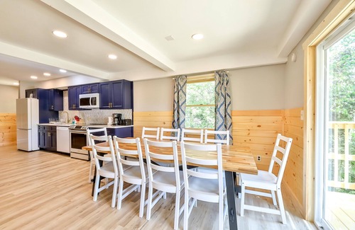 Tannersville Cabin | Best Mountain Views Triple level Deck/w Hot tub Brand New Home Sleeps 30!