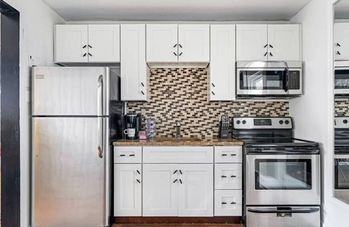 Melrose Apartment | Best Of Nashville - Award Winning, Top Floor Studio and Pool