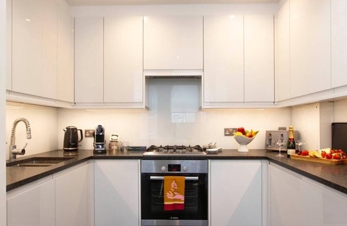 London City Centre Apartment | BEST OF SUMMER! COVENT GARDEN! Walk 2 Leicester Square, Trafagal Square, SOHO