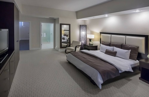 Ludlam Hotel | Best Place to Stay! 2 Family-friendly Rooms w/Balcony | Outdoor Pool + Hot tub