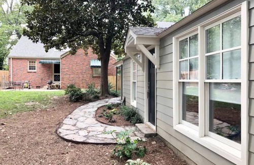Historic Oakwood Apartment | Best Tiny House In Town!