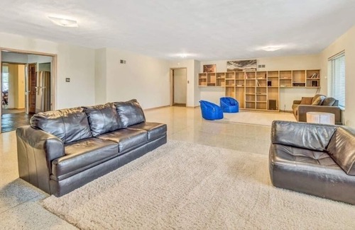 Lindenwood Park House | Best Value For Groups in St Louis 10,000 sq ft building / 30 beds / 15 bedrooms