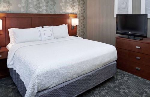 Brookfield House | Best Value, Quality Stay! 2 Modern Units, Indoor Swimming Pool, Pets Allowed!