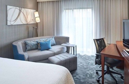 Brookfield House | Best Value, Quality Stay! 2 Modern Units, Indoor Swimming Pool, Pets Allowed!