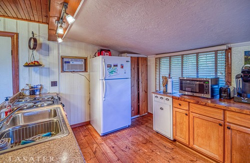 Jasper Cabin | Best View! Beautiful Ozarks cabin ON rim of AR Grand Canyon! Many new updates