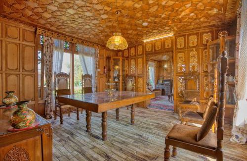 Dal Lake Hotel | Best View Group Of Houseboats