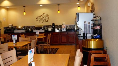 Waldron Hotel | Best Western Plus Kansas City Airport - KCI East