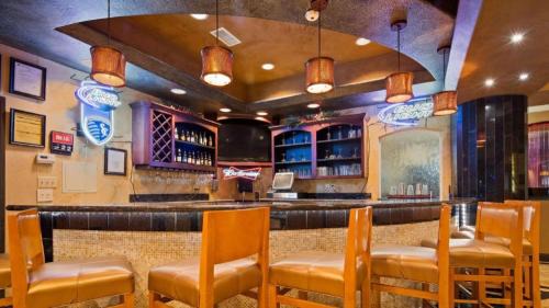 I-435 West KC-KS Hotel | Best Western Plus KC Speedway Inn & Suites
