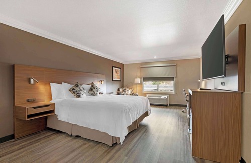 Santa Ana Heights Hotel | Best Western Plus Newport Mesa Inn