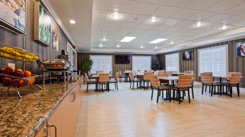 Oakdale Hotel | Best Western Plus Rama Inn & Suites
