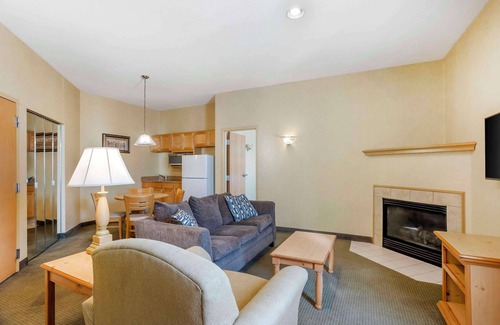 Paradise Hotel | Best Western Plus Revere Inn & Suites