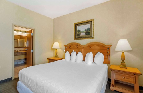 Paradise Hotel | Best Western Plus Revere Inn & Suites