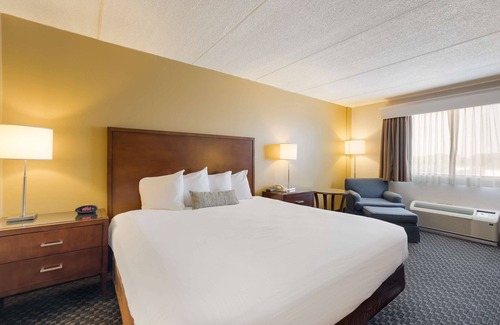 Marinette Hotel | Best Western Riverfront Inn