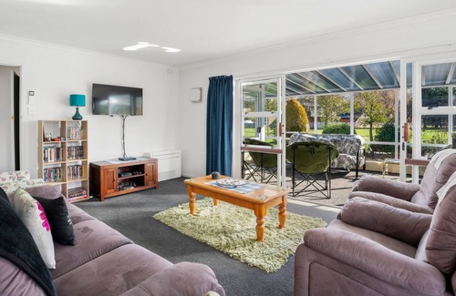 Lowburn House | Best Wishes - Cromwell Holiday Home
