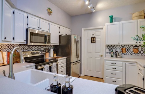 Dayton Condo | Beth's Hideaway - 3 bedroom 2.5 bath in a quiet neighborhood & lots of walking.