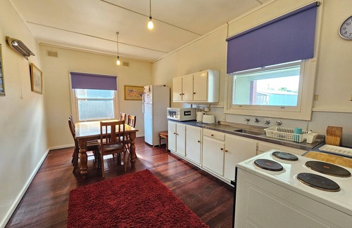 Waterhouse House | Bethanga - Short walk to the heart of Robe -Pets Welcome - Outside Only