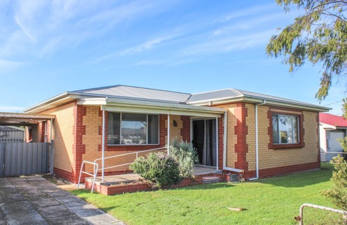 Waterhouse House | Bethanga - Short walk to the heart of Robe -Pets Welcome - Outside Only