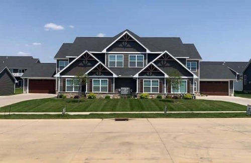 Bettendorf Apartment | Bettendorf Condo: King Suite, 3 Bedrooms & Garage!