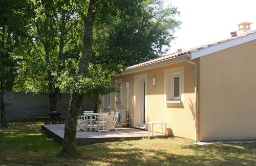 Le Porge House | Between Ocean + Bay + Lake, comfortable and modern, idyllic and calm