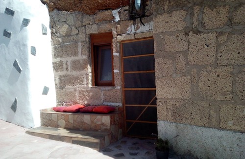 Fasnia Cottage | Between sky and sea, typical Canarian troglodyte house, accessible to people with reduced mobility