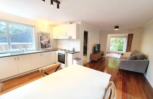 Croydon North House | Between the Yarra Valley, City, wineries. Pets
