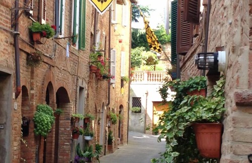 Citta della Pieve House | Between Umbria and Tuscany, a house in the flowery alley in Città della Pieve.