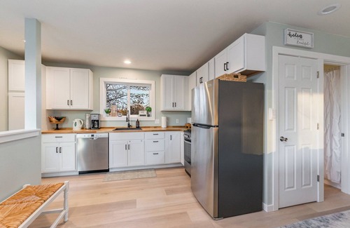 Beulah Apartment | Beulah Apartment with Scenic Lake Views, Just 5 Minutes Away from the Beach!