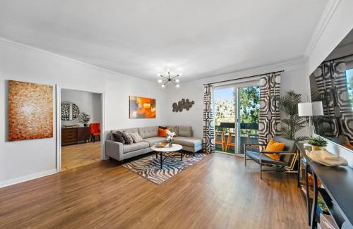 Beverly Grove Apartment | Beverly Hills 2 bed 2 bath Penthouse with Den and Parking 414