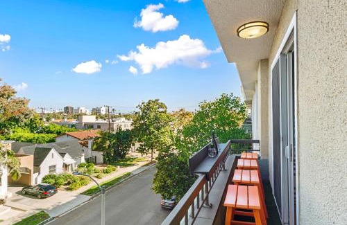 Beverly Grove Apartment | Beverly Hills 2 bed 2 bath Penthouse with Den and Parking 414