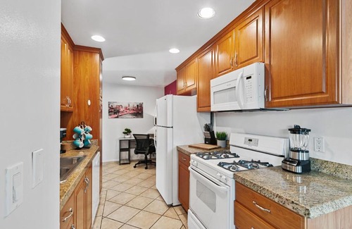 Beverly Grove Apartment | Beverly Hills Chic 2 bed 2bath with Patio and Parking 309