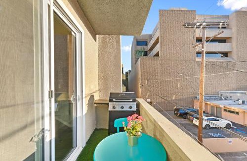 Beverly Grove Apartment | Beverly Hills Chic 2 bed 2bath with Patio and Parking 309