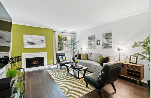 Beverly Grove Apartment | Beverly Hills Gem 1 BR Apt with Parking 218