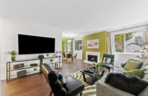 Beverly Grove Apartment | Beverly Hills Gem 1 BR Apt with Parking 218