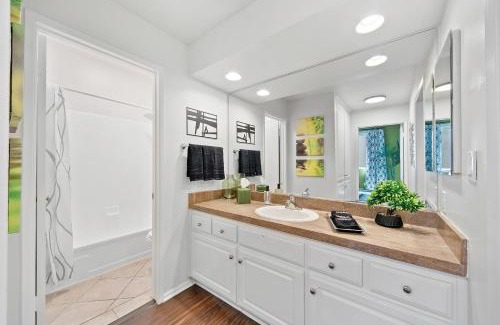 Beverly Grove Apartment | Beverly Hills Gem 1 BR Apt with Parking 218