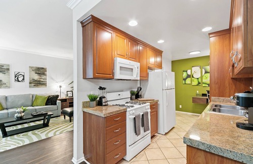 Beverly Hills Apartment | Beverly Hills Gem 1 BR Apt + Parking, Pool Access
