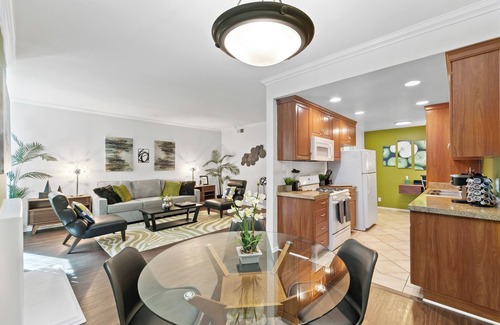 Beverly Hills Apartment | Beverly Hills Gem 1 BR Apt + Parking, Pool Access