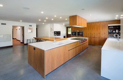The Flats House | BEVERLY HILLS GLATT KOSHER ESTATE W/POOL, FAMILY AND PET FRIENDLY