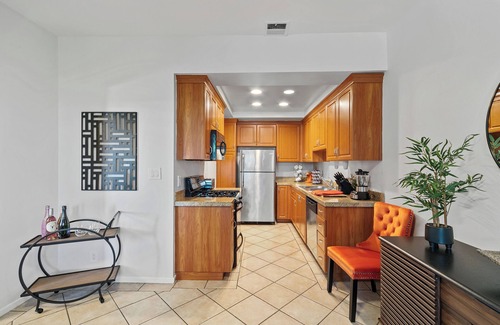Beverly Hills Apartment | Beverly Hills Haven 2 BR Apt + Murphy Bed, Parking