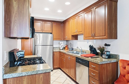 Beverly Hills Apartment | Beverly Hills Haven 2 BR Apt + Murphy Bed, Parking