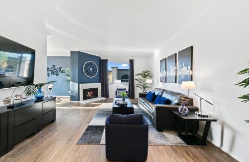 Beverly Grove Apartment | Beverly Hills Penthouse 2 BR Apt with Parking 407