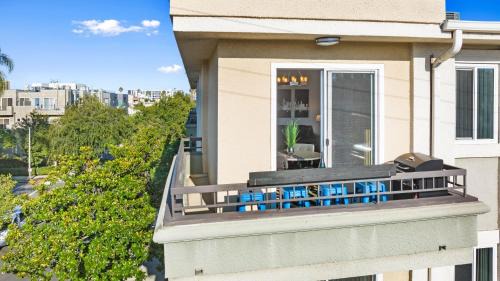 Beverly Grove Apartment | Beverly Hills Penthouse 2 BR Apt with Parking 407