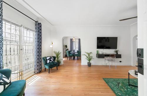 Beverly Grove Apartment | Beverly Hills Stylish & Central 1 BR Apt + Parking
