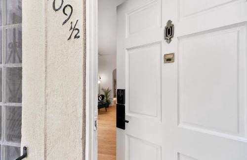 Beverly Grove Apartment | Beverly Hills Stylish & Central 1 BR Apt + Parking